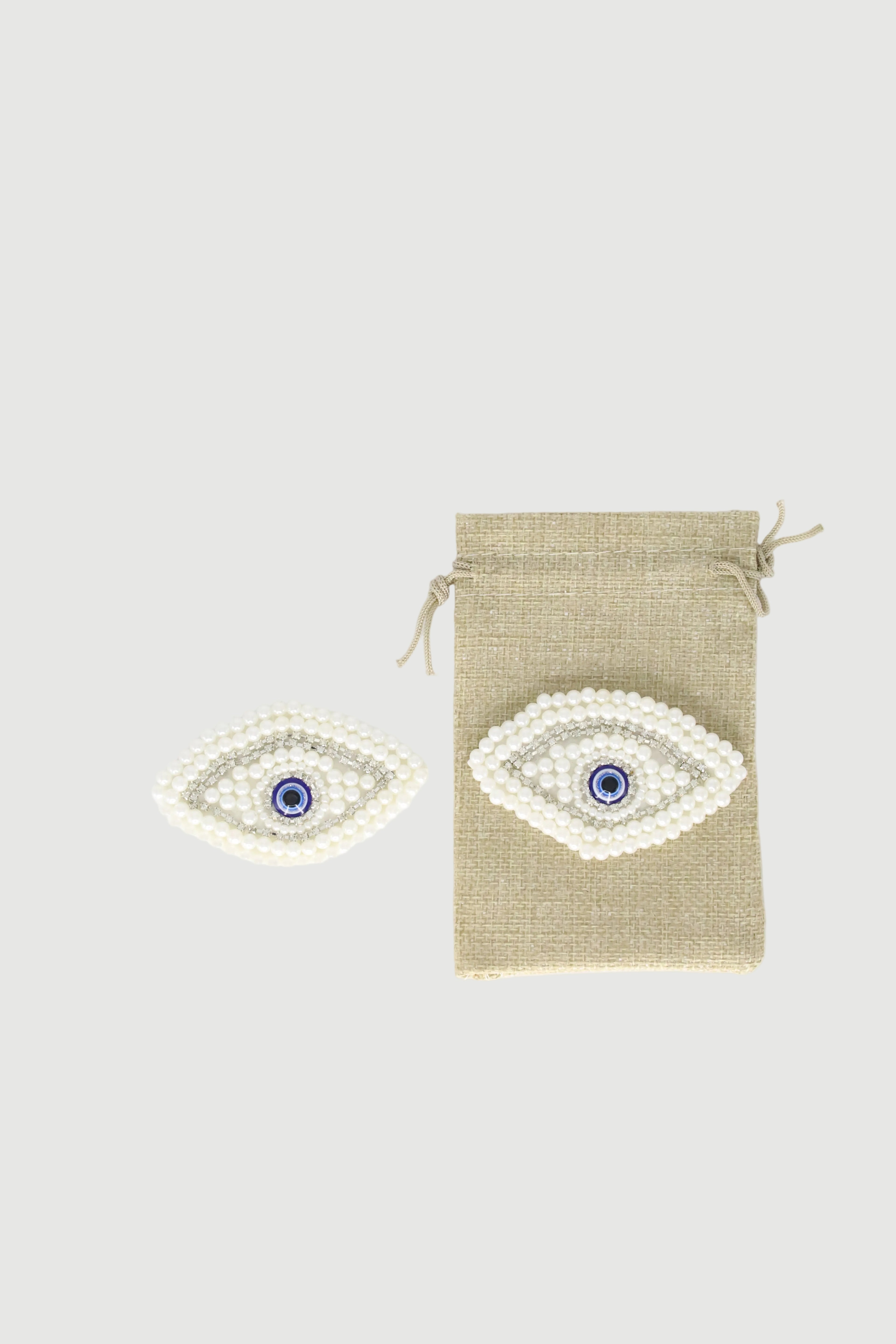 BROCHE OJOS BLANCOS