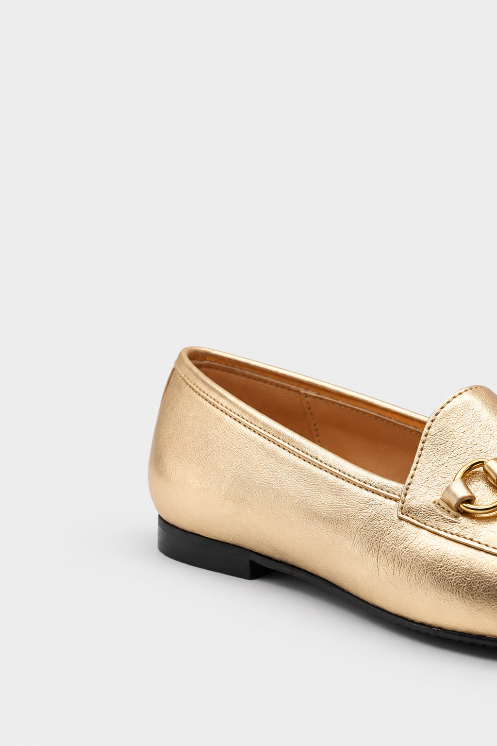 mocasín de piel laminada oro 2 cm
