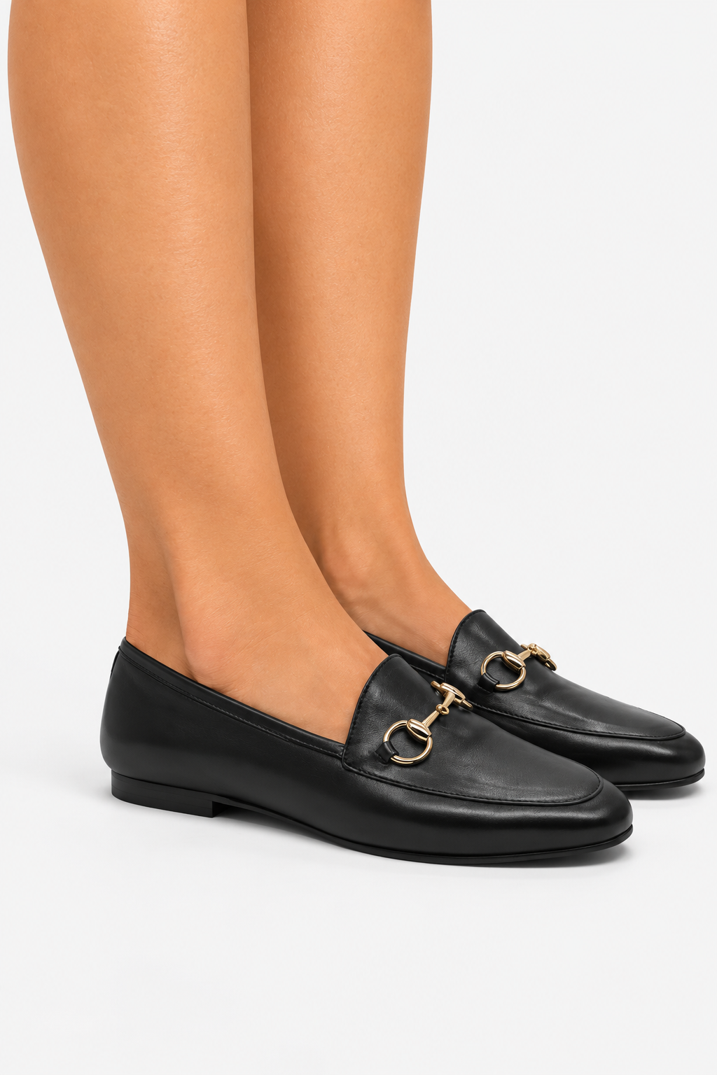 mocasines de piel negros con adorno dorado