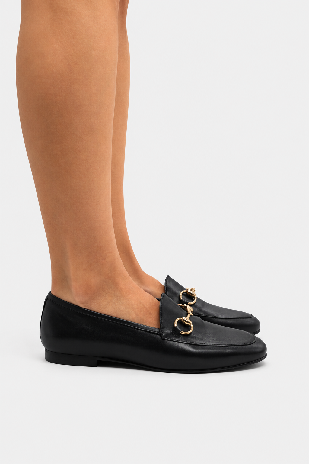 mocasines de piel negros con adorno dorado